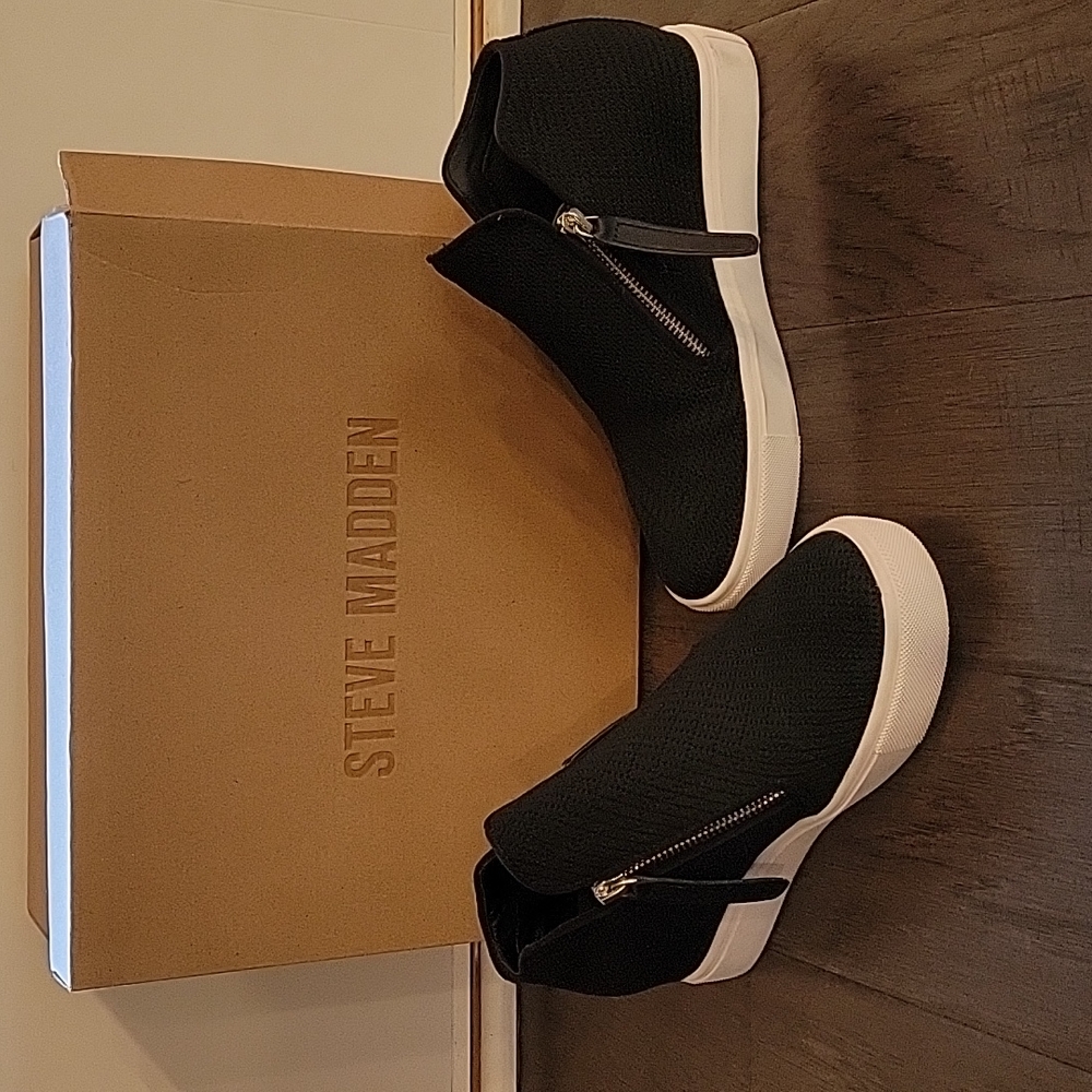 Like New Steve Madden Black Sneaker size 6